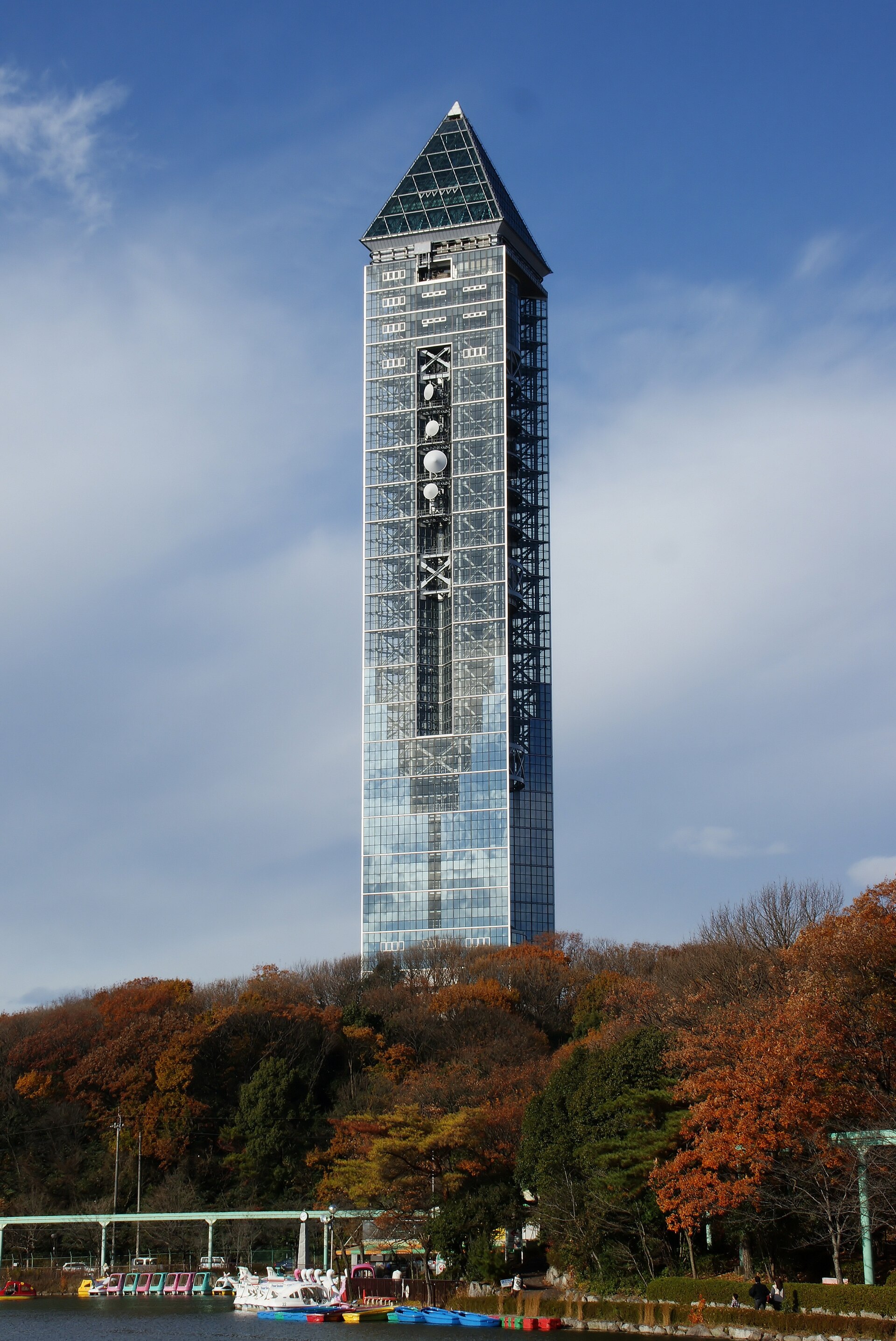 青空を背景に緑の丘に立つ東山スカイタワー